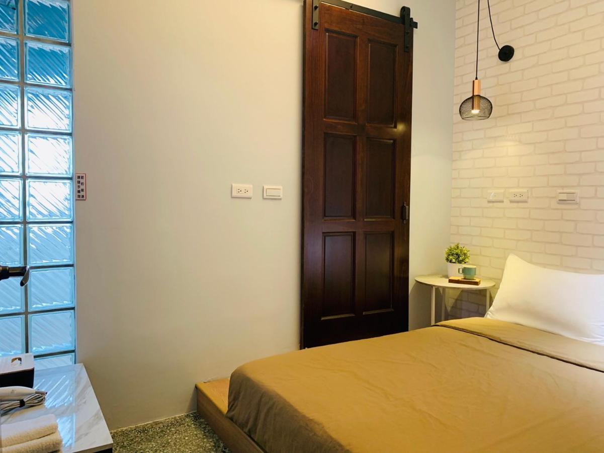 Oyaji Guesthouse-依人數床位數計價開放房型 Тайнань Экстерьер фото