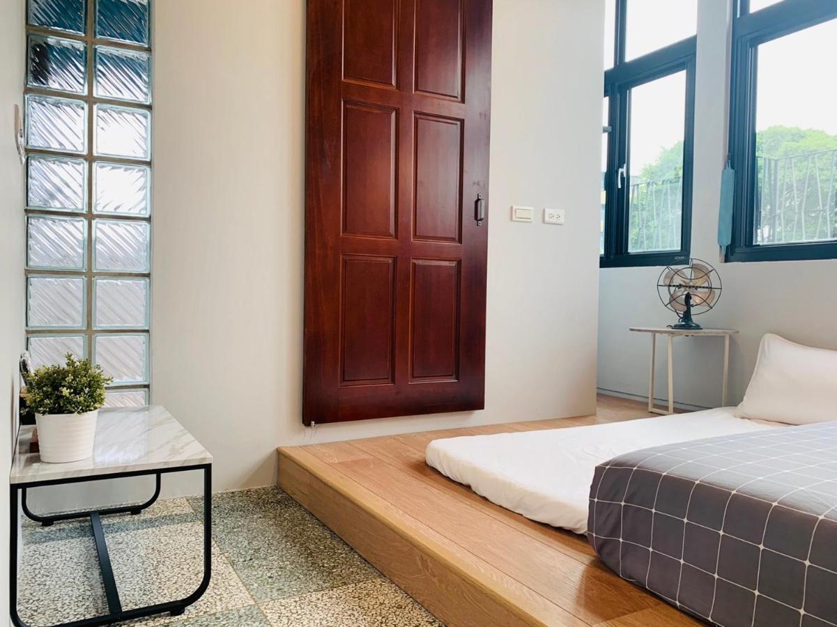 Oyaji Guesthouse-依人數床位數計價開放房型 Тайнань Экстерьер фото