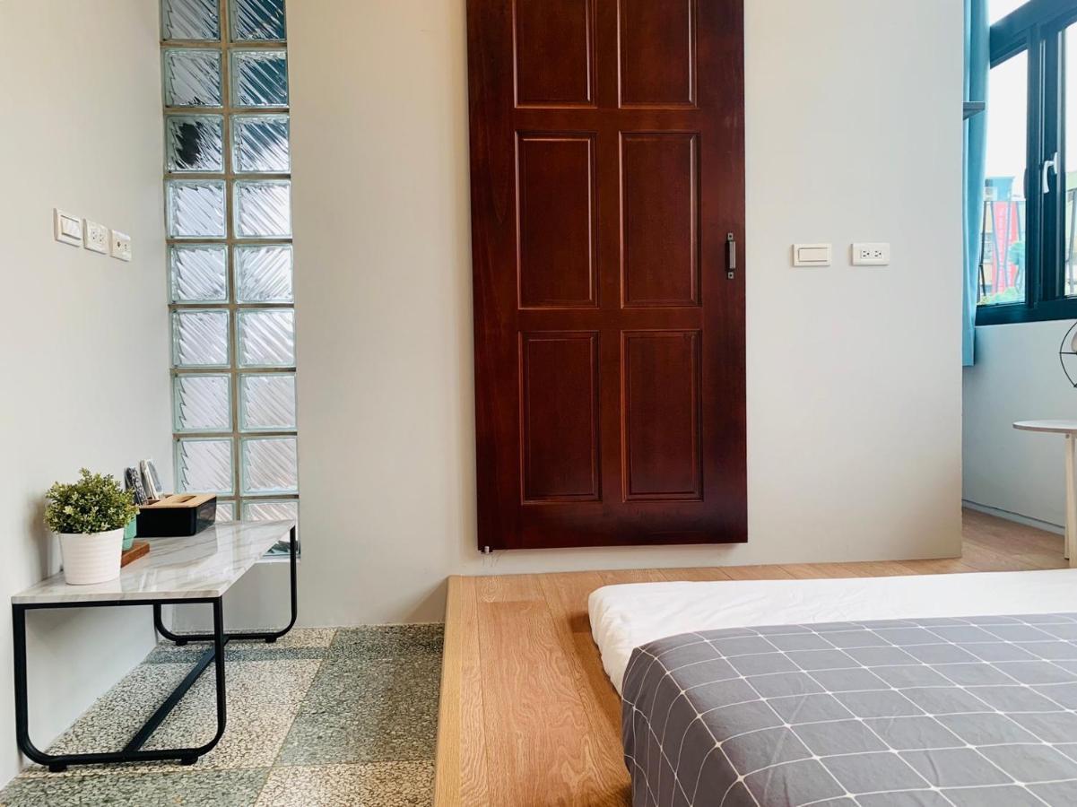 Oyaji Guesthouse-依人數床位數計價開放房型 Тайнань Экстерьер фото