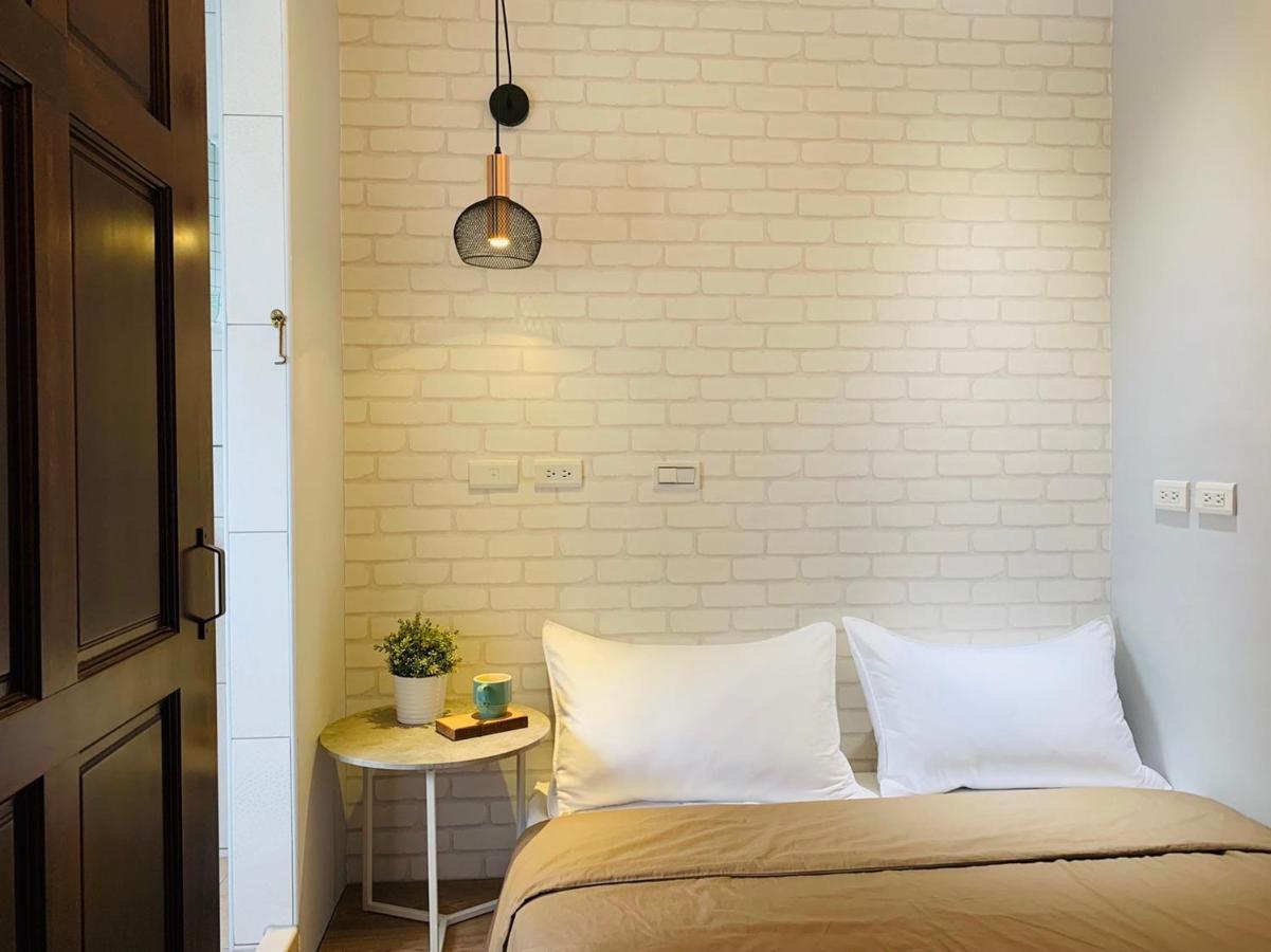 Oyaji Guesthouse-依人數床位數計價開放房型 Тайнань Экстерьер фото