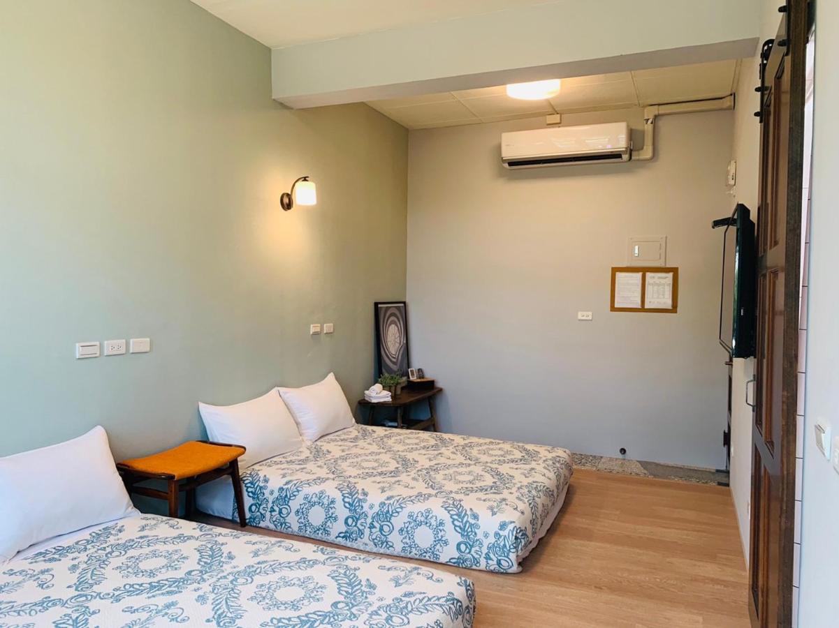 Oyaji Guesthouse-依人數床位數計價開放房型 Тайнань Экстерьер фото