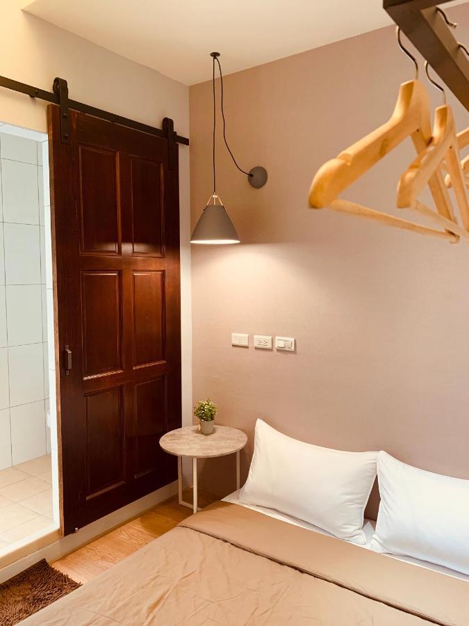 Oyaji Guesthouse-依人數床位數計價開放房型 Тайнань Экстерьер фото