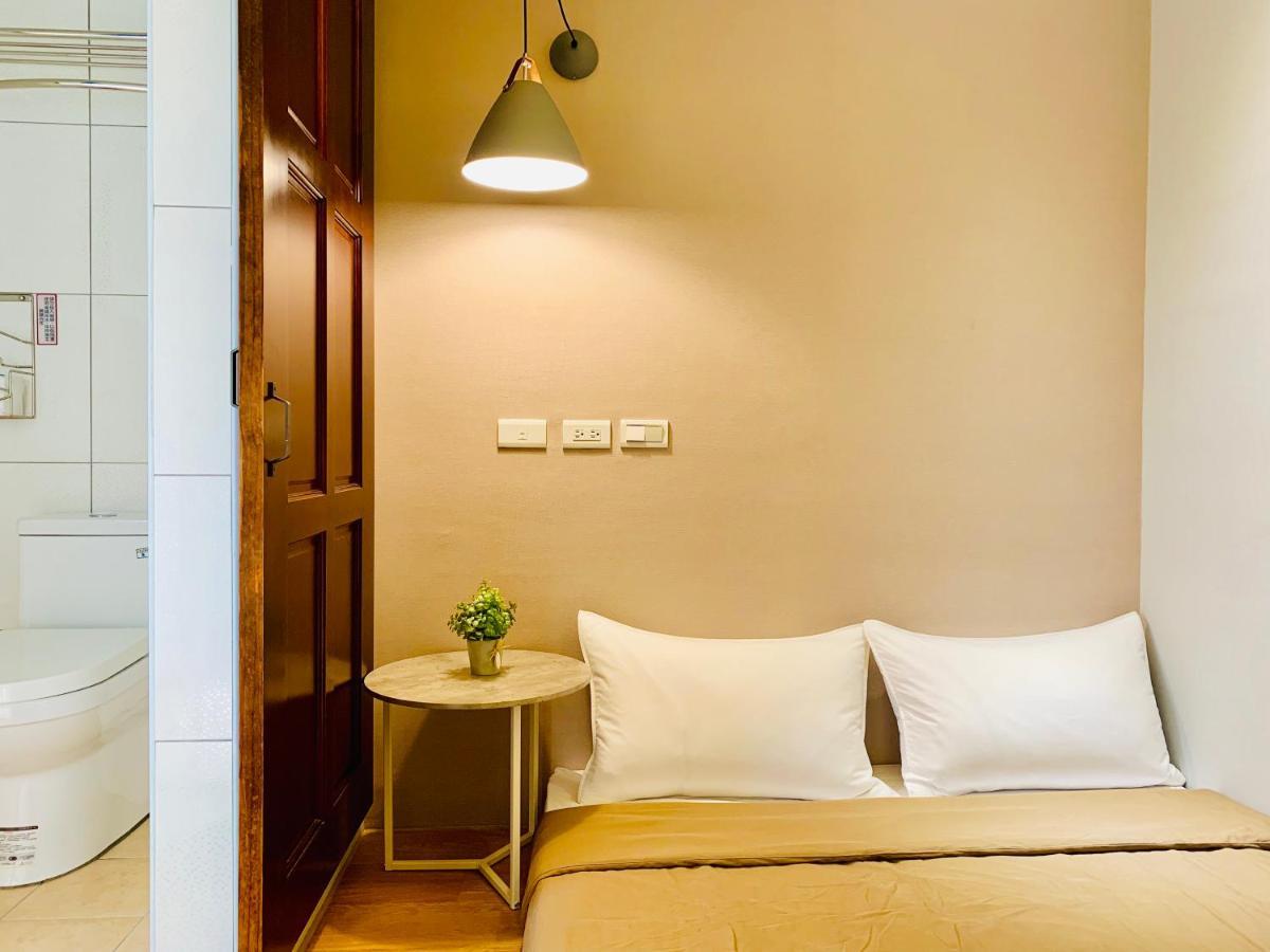 Oyaji Guesthouse-依人數床位數計價開放房型 Тайнань Экстерьер фото