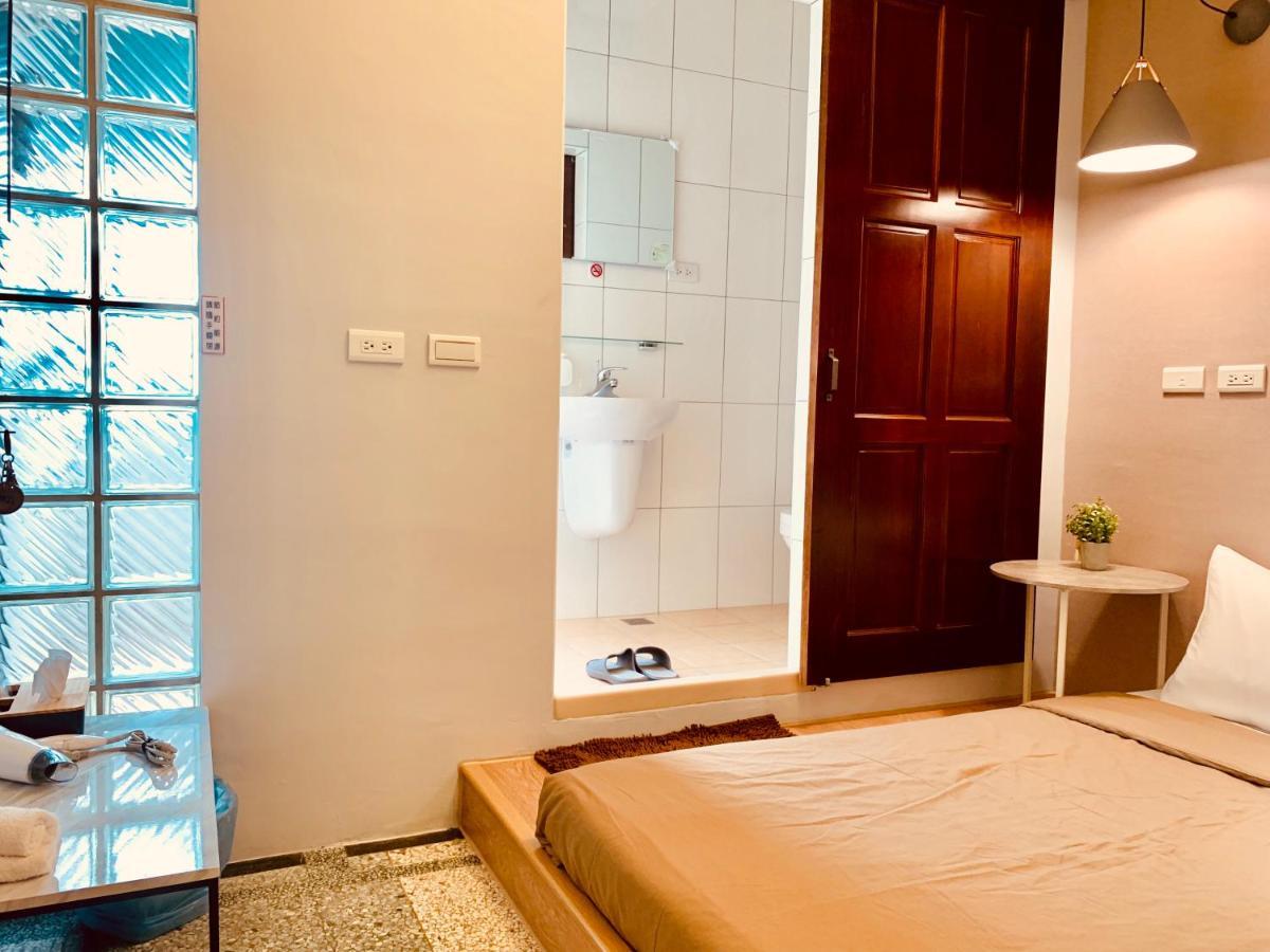 Oyaji Guesthouse-依人數床位數計價開放房型 Тайнань Экстерьер фото