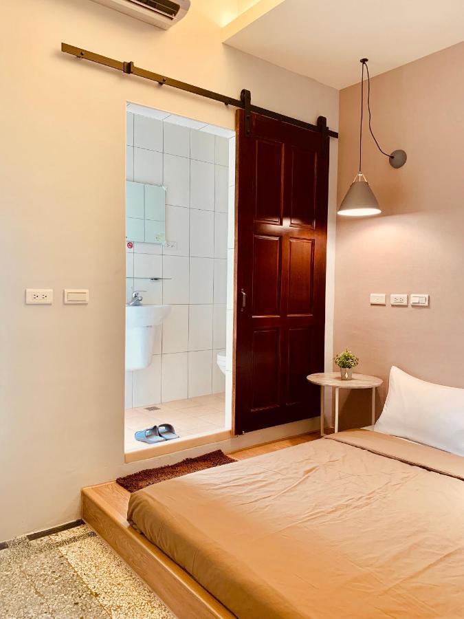 Oyaji Guesthouse-依人數床位數計價開放房型 Тайнань Экстерьер фото