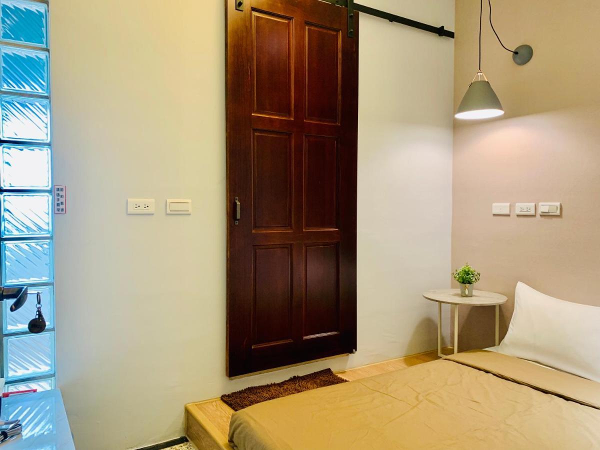 Oyaji Guesthouse-依人數床位數計價開放房型 Тайнань Экстерьер фото