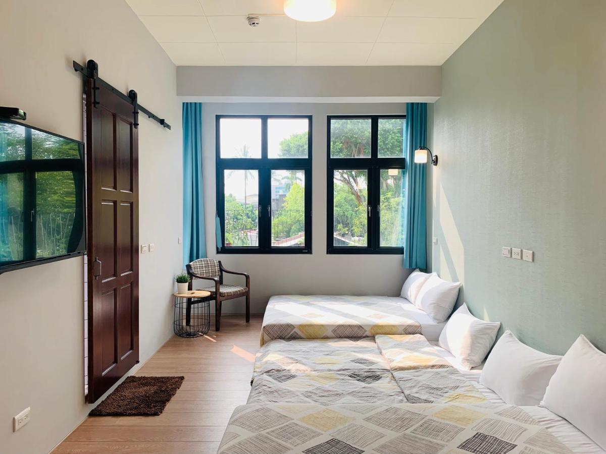 Oyaji Guesthouse-依人數床位數計價開放房型 Тайнань Экстерьер фото